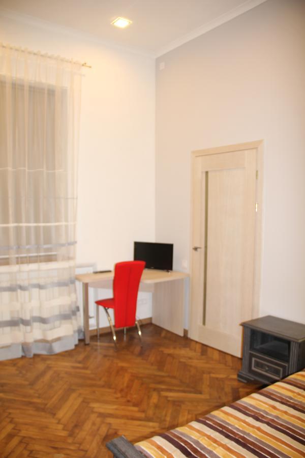 Apartment on Khorvatska Street Lviv Buitenkant foto